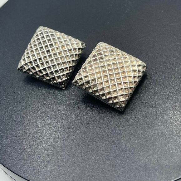 Sterling Silver Vintage Mexico Taxco TS-01 Waffle Quilted Heavy Clip on Earrings - Picture 1 of 12
